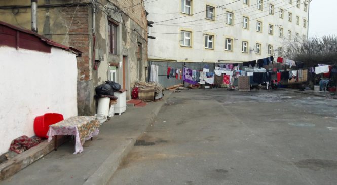 Sesizată de Ziar de Cluj, Primăria a început să ia măsuri în cazul romilor de pe strada Stephenson, care au transformat strada în uscător de haine
