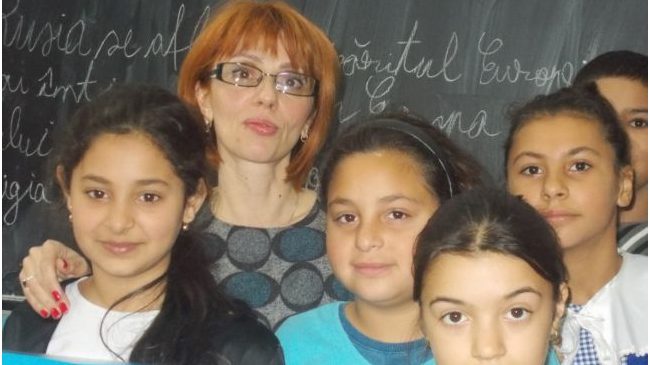 O învăţătoare cu inimă mare: de 20 de ani le oferă haine, rechizite şi mâncare copiilor romi, doar pentru a-i face să iubească şcoala