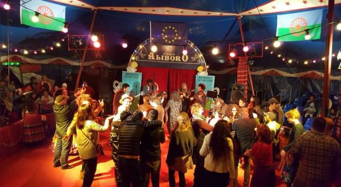 Dezbateri şi petrecere la romii din Montreuil în ajunul prezidenţialelor din Franţa
