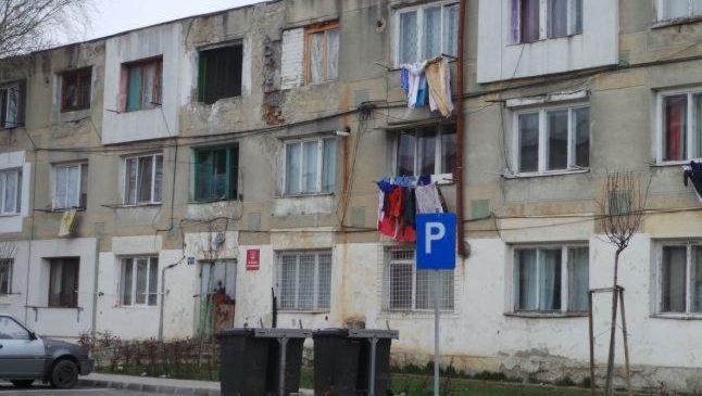 Primarul Focşaniului îi trimite pe asistaţii din blocurile sociale să-şi caute locuinţe pe piaţa liberă: „Nu mai accept să se stea fără forme legale