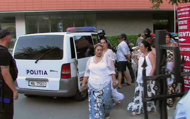 Nouă dintre romii care au năvălit în spital sunt cercetaţi penal pentru „tulburarea ordinii şi liniştii publice”