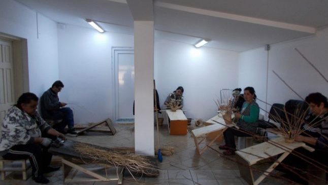 Arta împleturilor din răchită şi papură: atelierul care i-a salvat pe opt meşteşugari romi