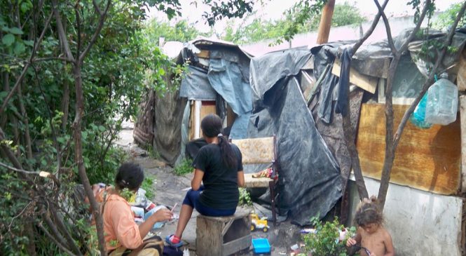 Neia Lăcătuș: Faceți locuințe modulare! Familii de romi, în impas