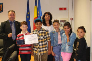 Cîştigătorii concursului de creaţie artistică în şcoli „Pentru romi şi împreună cu aceştia”, premiaţi de Consiliul Judeţean Cluj