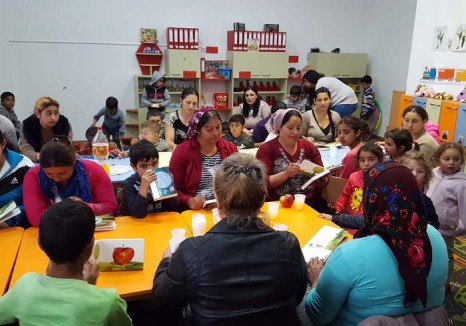 Ieşiţi din “ţigănie”: O fundaţie din Oradea a construit 11 grădiniţe pentru copiii romi, unde sunt educaţi şi părinţii acestora