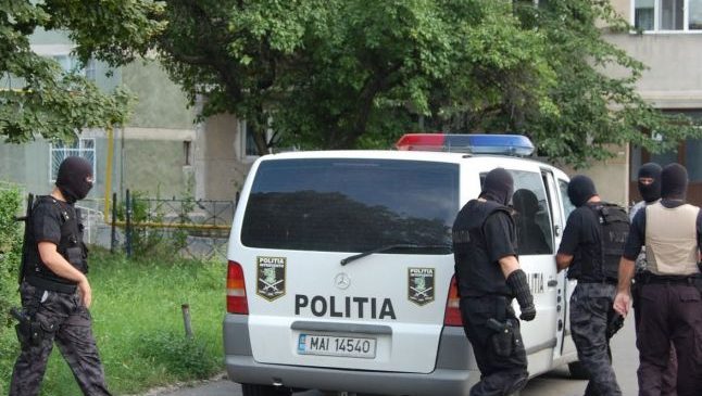 Polițiștii au fost atacați de o gașcă de romi pentru salvarea unui spărgător de mașini. Hoțul a reușit să fugă, cu cătușele pe mâini. O femeie a fost reținută Citește