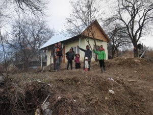 Bani şi case renovate pentru romii din Valea Seacă de la suedezi, numai să se întoarcă în ţară. Ei nu vor “da dăloc-dăloc-dăloc”