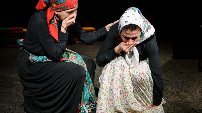 Povestea fetei care s-a spânzurat la 17 ani îţi arată de ce e nevoie de un teatru rom în România