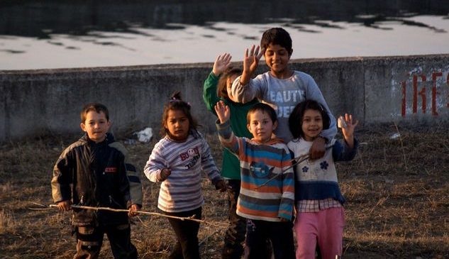 Copiii romi nu învață așa bine din cauză că lipsesc de la școală frecv