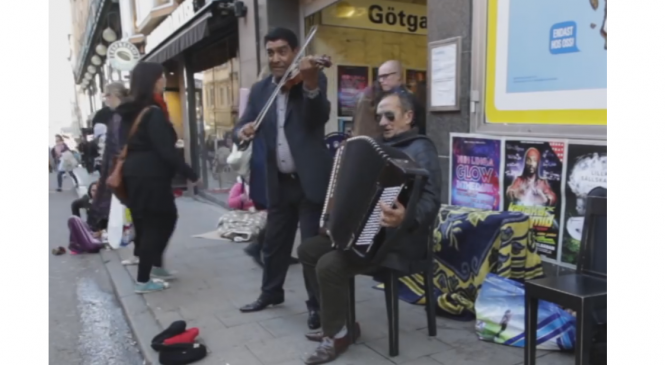 Doi romi au devenit faimoşi după ce au cântat în metroul din Paris mai multe melodii celebre din România
