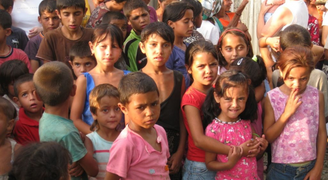 Romii, sărăcia şi şcoala
