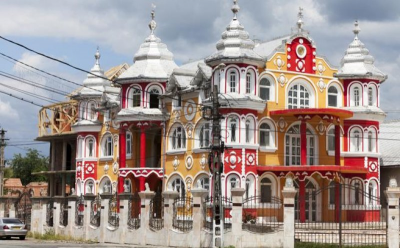 Carte poştală din Spania. “Cluj, o călătorie în inima Transilvaniei”, cu oprire la palatele romilor din Huedin