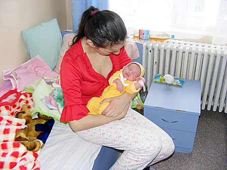 Sunt romii principala cauză a fenomenului mamelor minore? Nu prea