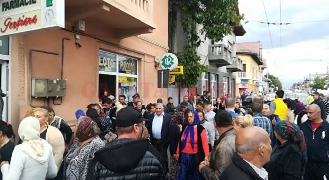 Sute de romi au ieşit în stradă la Româneşti