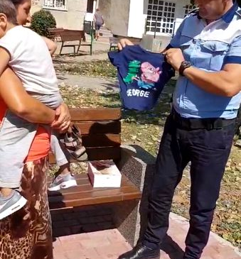 Un poliţist din Slatina face cadouri copiilor romi