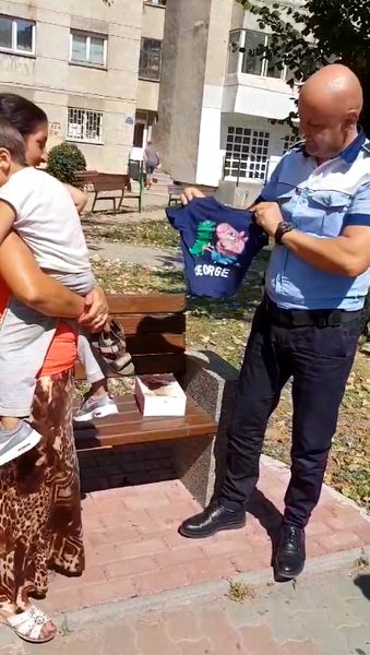 Un poliţist din Slatina face cadouri copiilor romi