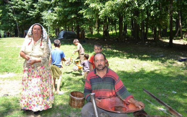 Unde trăiesc cele mai importante comunităţi compacte de romi în judeţul Bacău. Pe cei mai mulţi îi cheamă Stănescu, Năstase şi Tănase
