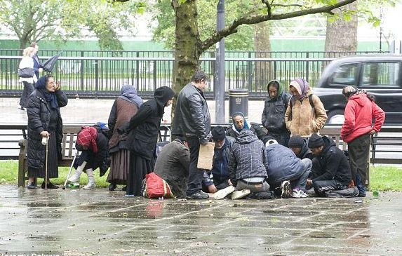70 de ţigani din Londra au rămas fără „casă”: poliţia le-a confiscat saltelele şi cutiile de carton în care dormeau