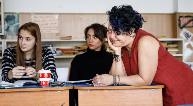 Profesoara romă din Bucureşti care-şi învaţă copiii cum să nu fie homofobi şi rasişti