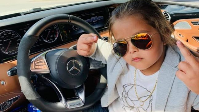 Băieţel de 5 ani filmat de tată când conduce un Mercedes. Acelaşi bărbat îşi pune copilul să danseze