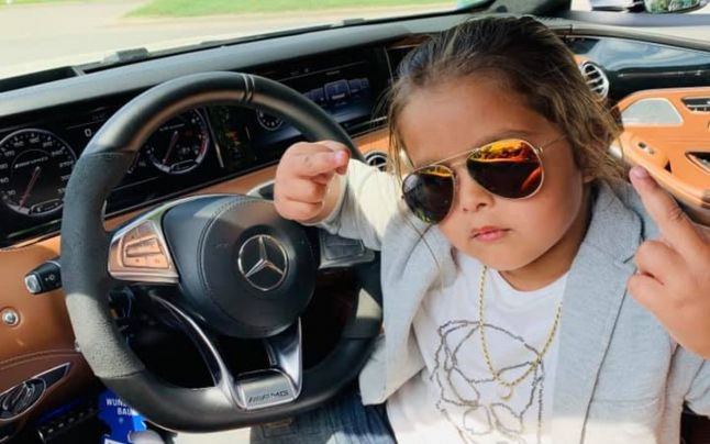 Băieţel de 5 ani filmat de tată când conduce un Mercedes. Acelaşi bărbat îşi pune copilul să danseze