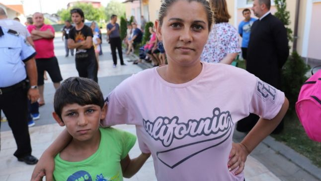 Scandal înfiorător între români şi romii din blocurile sociale din Deva: „Ne-au spus că ne omoară, că taie picioarele copilului”