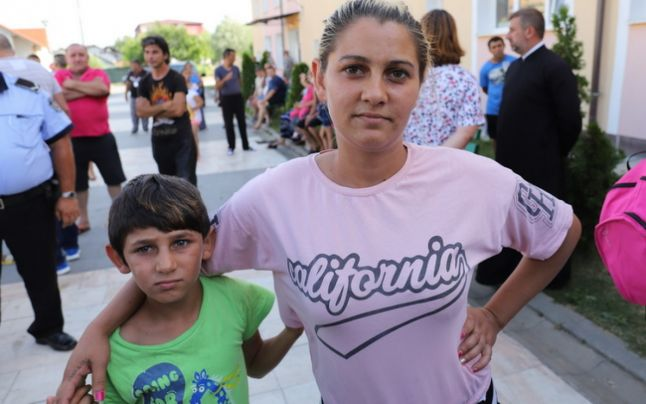 Scandal înfiorător între români şi romii din blocurile sociale din Deva: „Ne-au spus că ne omoară, că taie picioarele copilului”