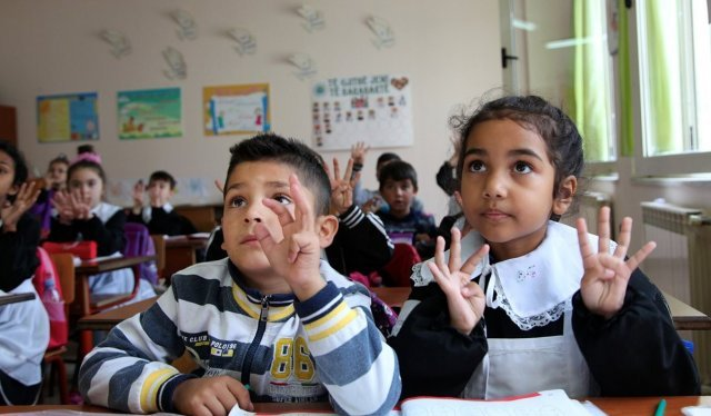 Pauze la ore diferite pentru ca elevii romi să nu interacționeze cu ceilalți copii din școală?