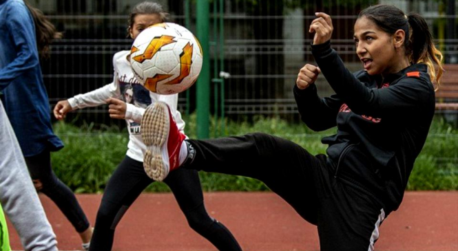 Reportaj UEFA la București: cum ajută fotbalul doi copii romi să reușească în viață. „Suntem la fel, fotbalul este pentru toți oamenii de pe pământ