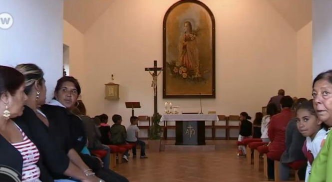 Romii din Slovacia, deși catolici, se plâng că nu sunt primiți în biserici