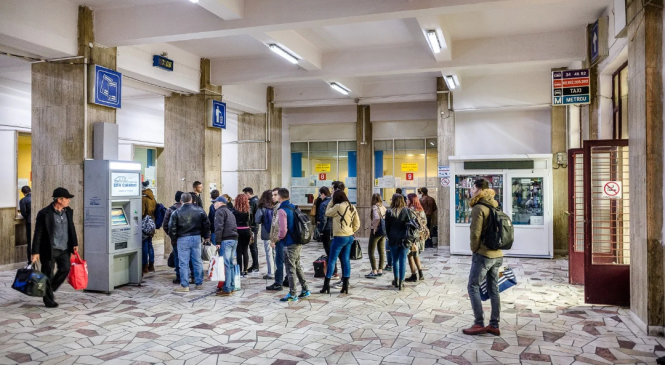 Studenţii şi elevii solicită operaţionalizarea posibilităţii procurării online a legitimaţiilor de călătorie cu trenul