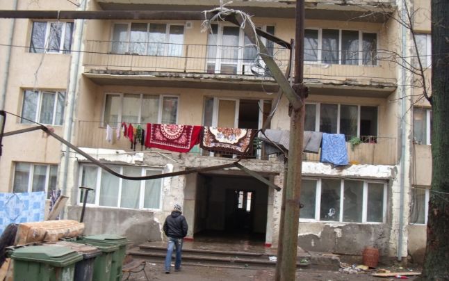 Oraşul unde romii se consideră discriminaţi: contestă modul de repartizare şi închiriere a locuinţelor sociale