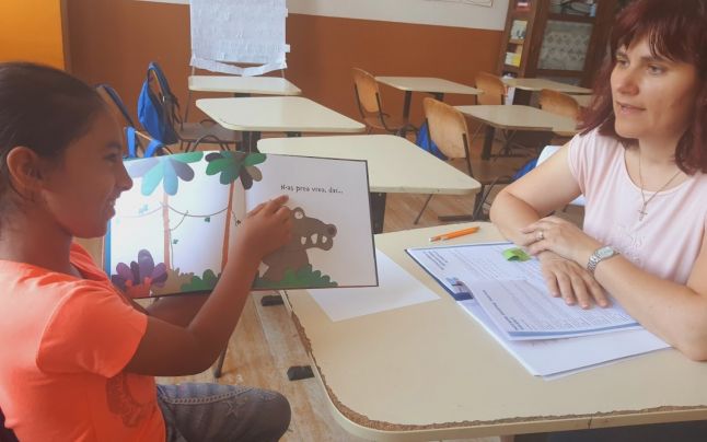 Lecţia de literaţie a învăţătoarei care îi învaţă să scrie şi să citească româneşte pe copiii romi de limbă maghiară