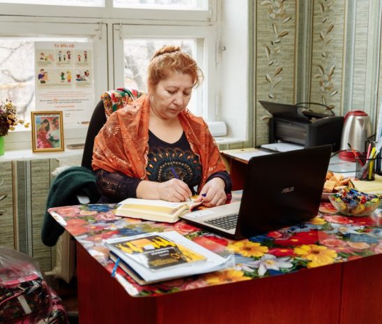 O femeie de etnie romă din R. Moldova a învins discriminarea. Vezi povestea Angelei Rădiță consilieră locală în satul Gribova