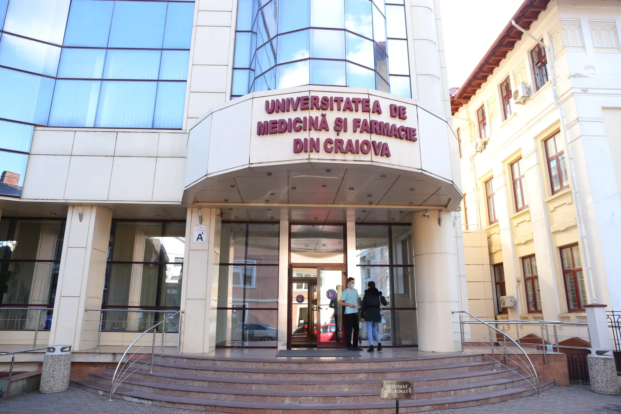 765 de locuri la admitere la Universitatea de Medicină şi Farmacie din Craiova – 5 locuri pentru candidaţii romi