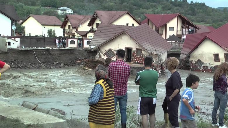 Râmnicu Vâlcea: Rromii calificaţi şi-au apărat satul de inundaţii