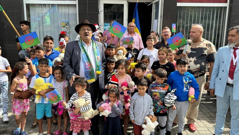 Partida Romilor Pro-Europa Valcea. A IMPARTIT GHIOZDANE LA COPII ROMII. SPONSORI. PARTIDA ROMILOR. AURORA GHERGHINA ISPECTOR MINORITATI RADU ENE RALUCA MAZILIU